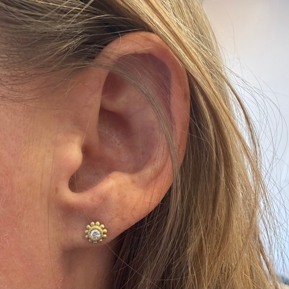 palace studs with 2.5 mm diameter diamonds