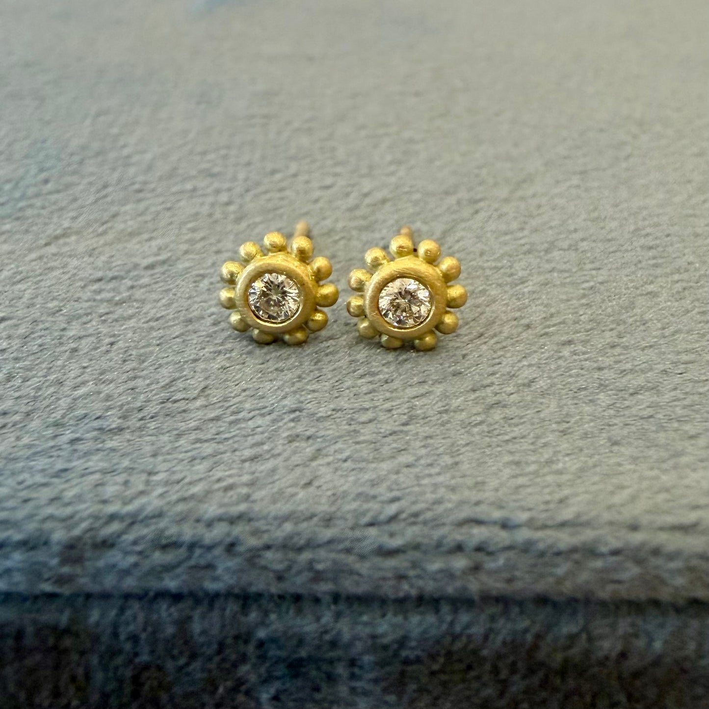 palace studs with 2.5 mm diameter diamonds