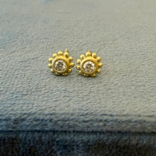 palace studs with 2.5 mm diameter diamonds
